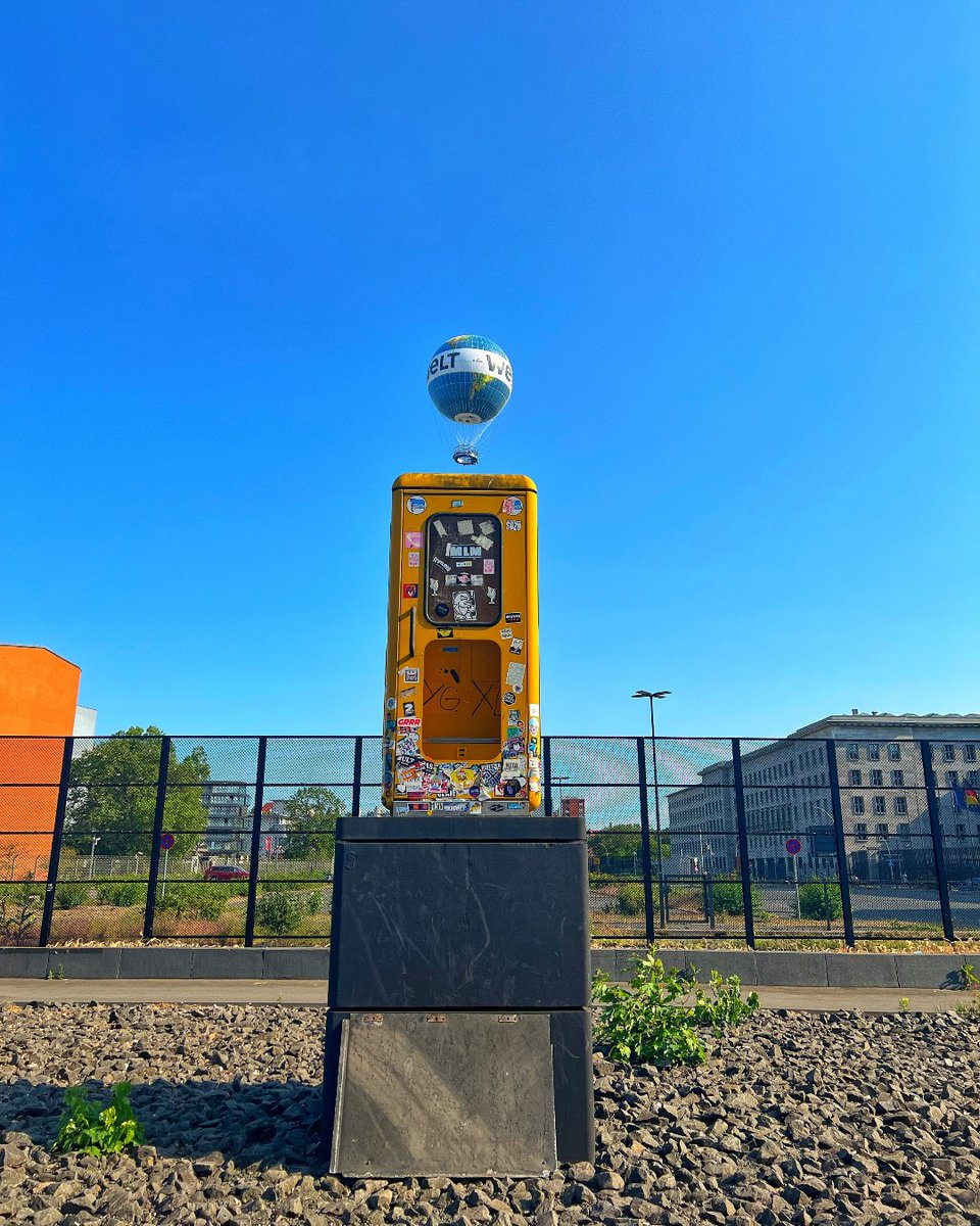 Sometimes perspective is all that matters 👁️🔍

#visitberlin #berlin #weltballon