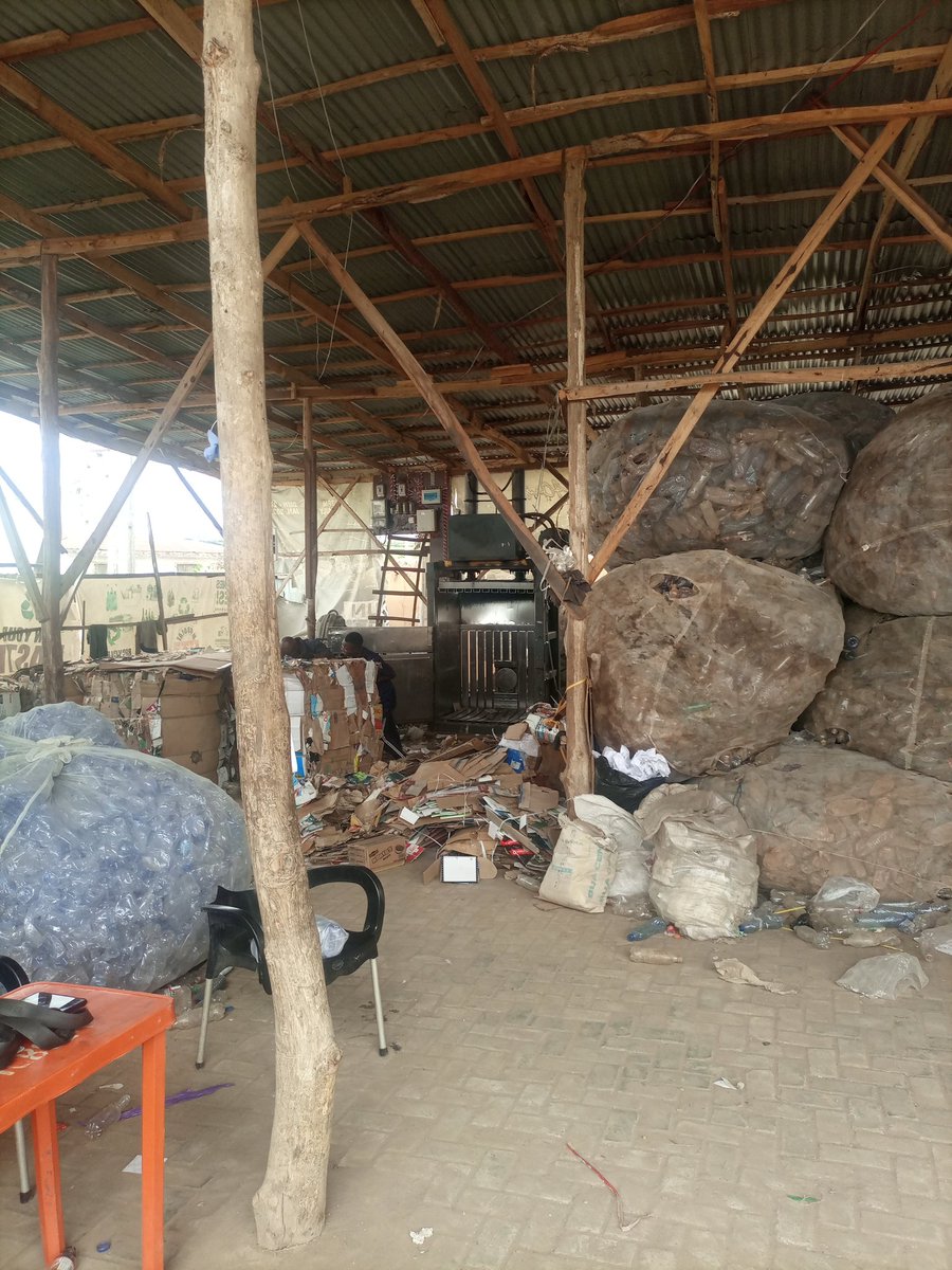 Not far from where we had the #WikiForHumanRights training on (17/06/2023) is a privately owned business where wastes are bind into bails before transporting to recyclers 
MYGBOLAT ENTERPRISE in Osogbo.
They compress PET bottles and cartons then send/sell to a recycling company.