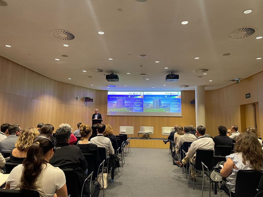 ▶️Sergio Bargaño expuso en el #EBS2023 la experiència de Room 2030 (<a href="/ROOM2030_/">ROOM2030</a>) Su enfoque se basa en el diseño para la #fabricación en serie, con énfasis en el producto, el ensamblaje y la gestión del #ecosistema.