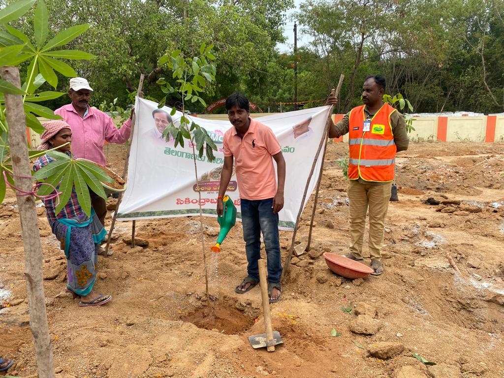 GoudNareshBrs's tweet image. తెలంగాణ రాష్ట్ర అవతరణ దశాబ్ది ఉత్సవాల సందర్భంగా జరుగుతున్న ‘హరితోత్సవం’ కార్యక్రమంలో మా మెట్టుగూడా కార్పొరేటర్ 
@SunithaRasuri అక్క తో కలిసి పాల్గొని చెట్లు నాటడం జరిగింది 

#HarithaHaram 🌳 
#తెలంగాణదశాబ్దిఉత్సవాలు 
#TelanganaTurns10 
#greenindiachallange 

@HarithaHaram