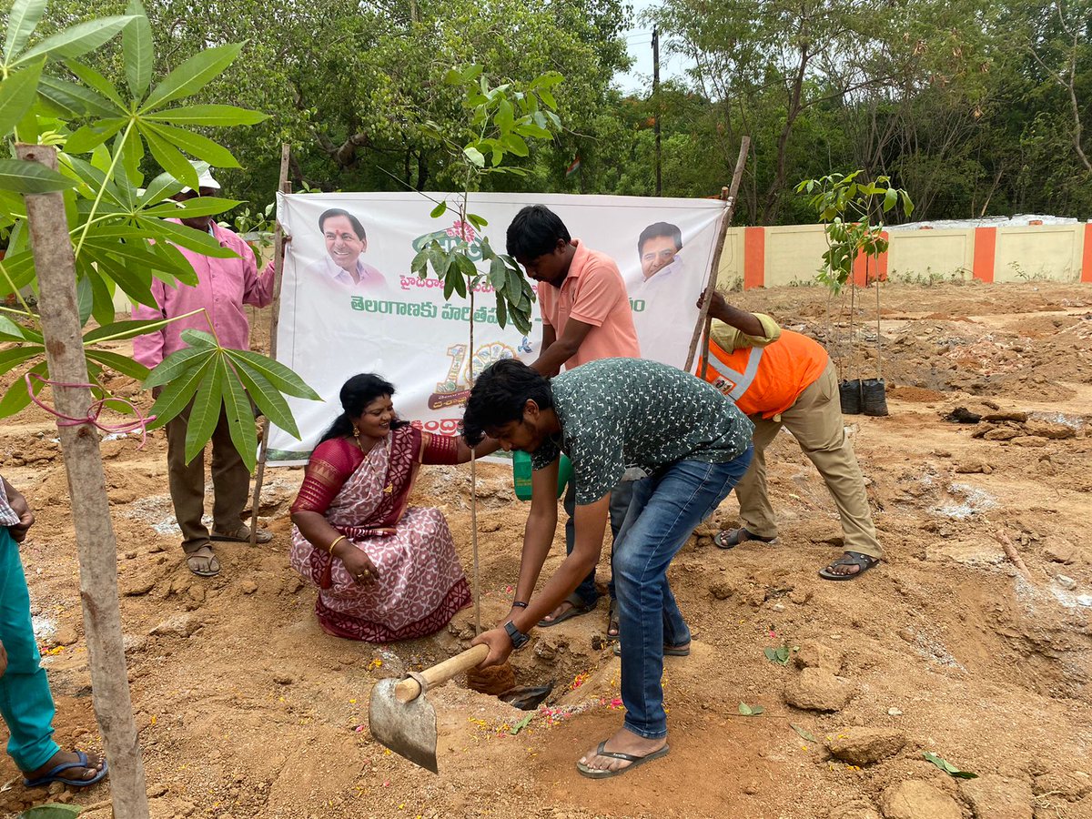 GoudNareshBrs's tweet image. తెలంగాణ రాష్ట్ర అవతరణ దశాబ్ది ఉత్సవాల సందర్భంగా జరుగుతున్న ‘హరితోత్సవం’ కార్యక్రమంలో మా మెట్టుగూడా కార్పొరేటర్ 
@SunithaRasuri అక్క తో కలిసి పాల్గొని చెట్లు నాటడం జరిగింది 

#HarithaHaram 🌳 
#తెలంగాణదశాబ్దిఉత్సవాలు 
#TelanganaTurns10 
#greenindiachallange 

@HarithaHaram