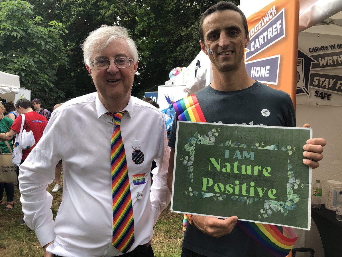 Got a chance at Cardiff pride, to talk to First Minister about #GreatBigGreenWeek & @ClimateCymru’s #NaturePositive campaign. 
I asked if he’s ever had an open letter as large as the one we are due to give him on Tuesday “No, I believe that sits right at the top end” ❤️🌳🦋🐝🦔🌈