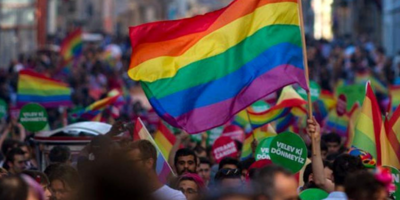 LGBTİ+ dernekleri: Derneklerle var olmadık ki kapatılmayla bitelim LGBTİ+’lara yönelik baskı ve tehditler, büyüyerek devam ediyor. Yalnızca yürüyüşlerinin yasaklanmasıyla değil, yaşam haklarıyla da tehlike altındalar. Haber:@sibelyukler 🔗 mlsaturkey.com/tr/lgbti-derne…