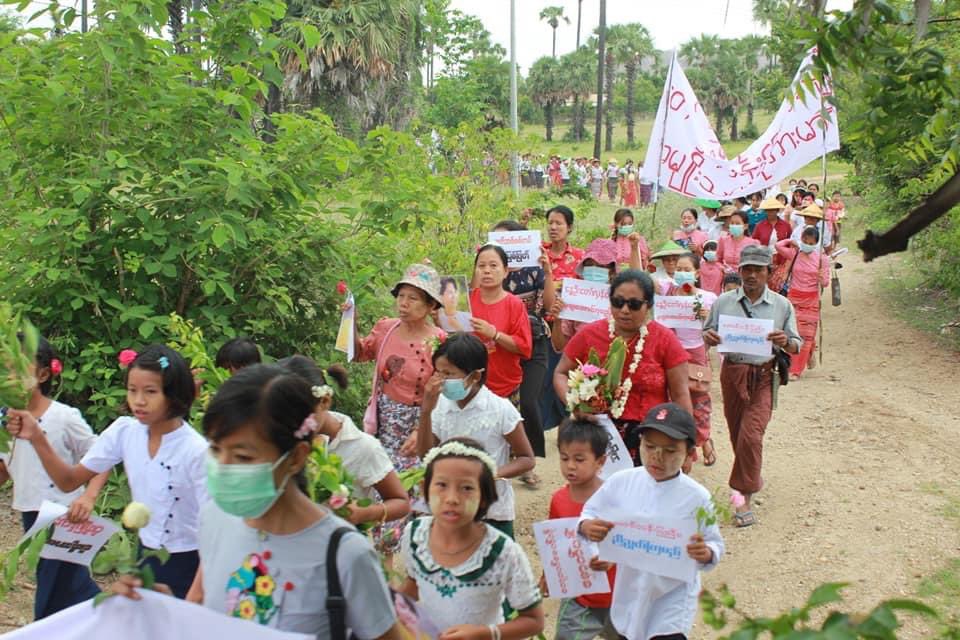 KYITHAR95368969's tweet photo. Multi-villages strike from #Yinmarbin &amp; #Salingyi Twps, #Sagaing Region, regularly staged a massive protest to demolish the #MilitaryDictatorship on Jun19.

FREEDOM FROM FEAR 

#2023Jun19Coup #HappyBirthdayAungSanSuuKyi 
#WhatsHappeningInMyanmar https://t.co/aGmml9yRP7