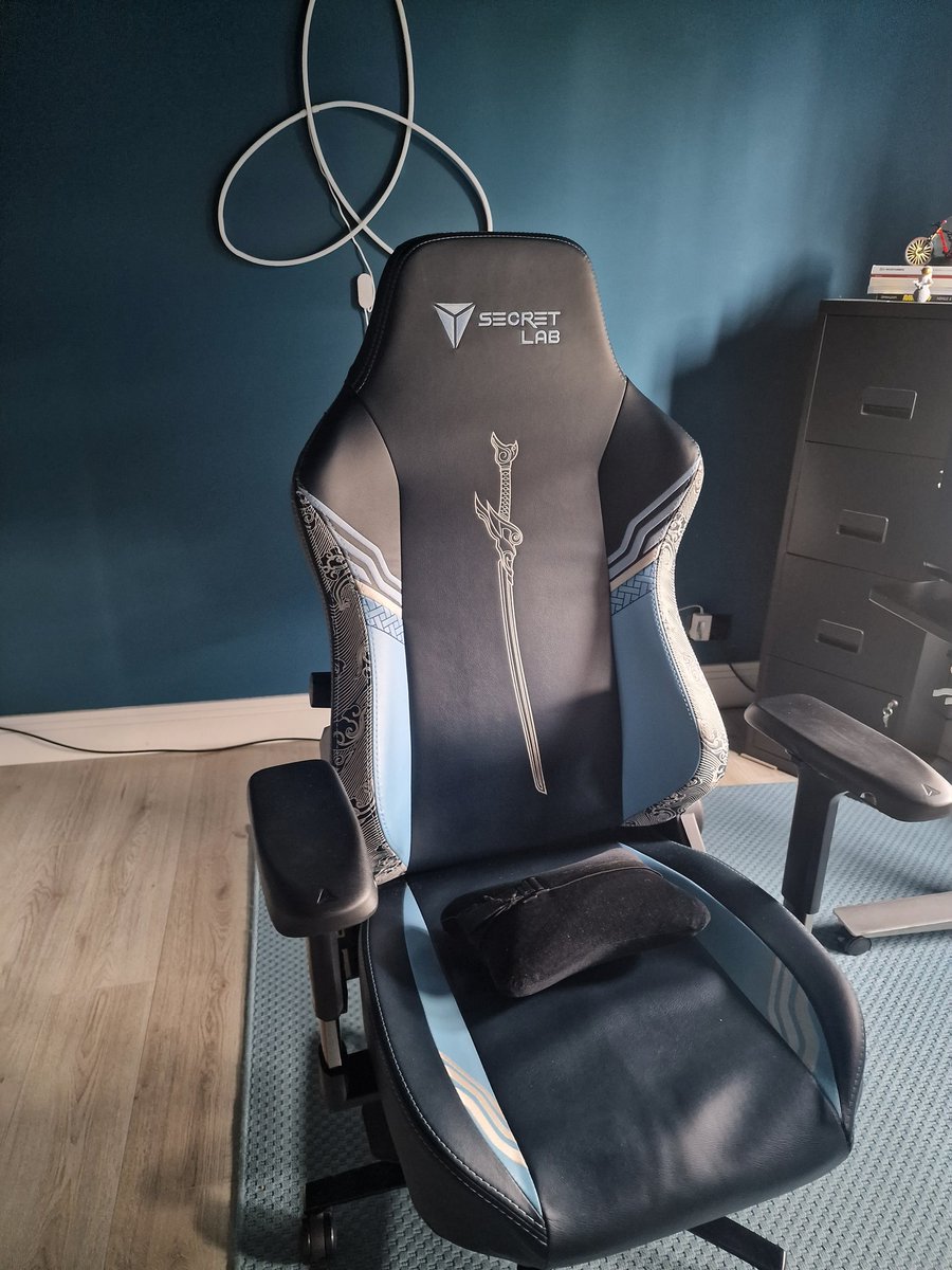 BaxterCodes's tweet image. After 2 years with my #Secretlab chair the thing exploded when I sat on it. Some of the internals have snapped 😔 thankfully they have an awesome 5 year warranty! Hopefully it&apos;s a smooth process 👍
