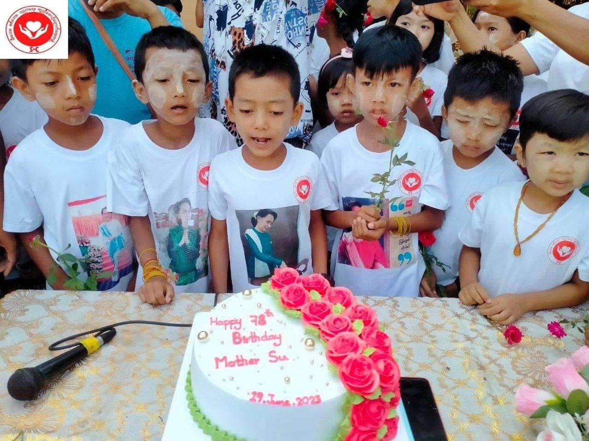 Khithitofficial's tweet photo. ဒီပဲယင်းမြို့နယ်တွင် ဒေါ်အောင်ဆန်းစုကြည် မွေးနေ့အထိမ်းအမှတ် ပန်းသပိတ်ပြုလုပ်ပြီး စစ်ရှောင်ကလေးများကို ကြာဇံဟင်းခါးဖြင့် ကျွေးမွေး
Read more->https://t.co/kwRIqp4mrv https://t.co/umTGrcOGoh