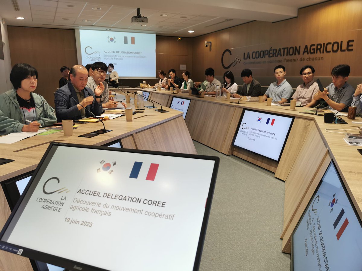 Accueil d'une délégation de Corée pour échanger sur nos modèles coopératifs et les enjeux de durabilité de l'agriculture #Bio #RSE #BioEconomie avec @QuentinPcd et @Laurent_Bleuze @lacoopagricole @FranceenCoree