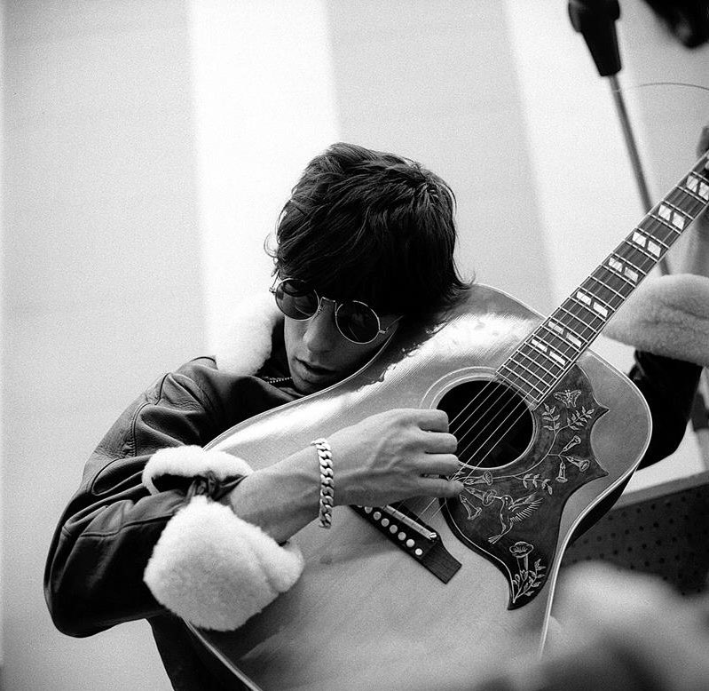 Keith Richards with his acoustic Hummingbird, taken at RCA studios in Hollywood in 1965.
📸: Gered Mankowitz

“When the American tour had finished we were in Los Angeles and the band went into RCA studios in Hollywood to record the Aftermath album. I only stayed in LA for a few…