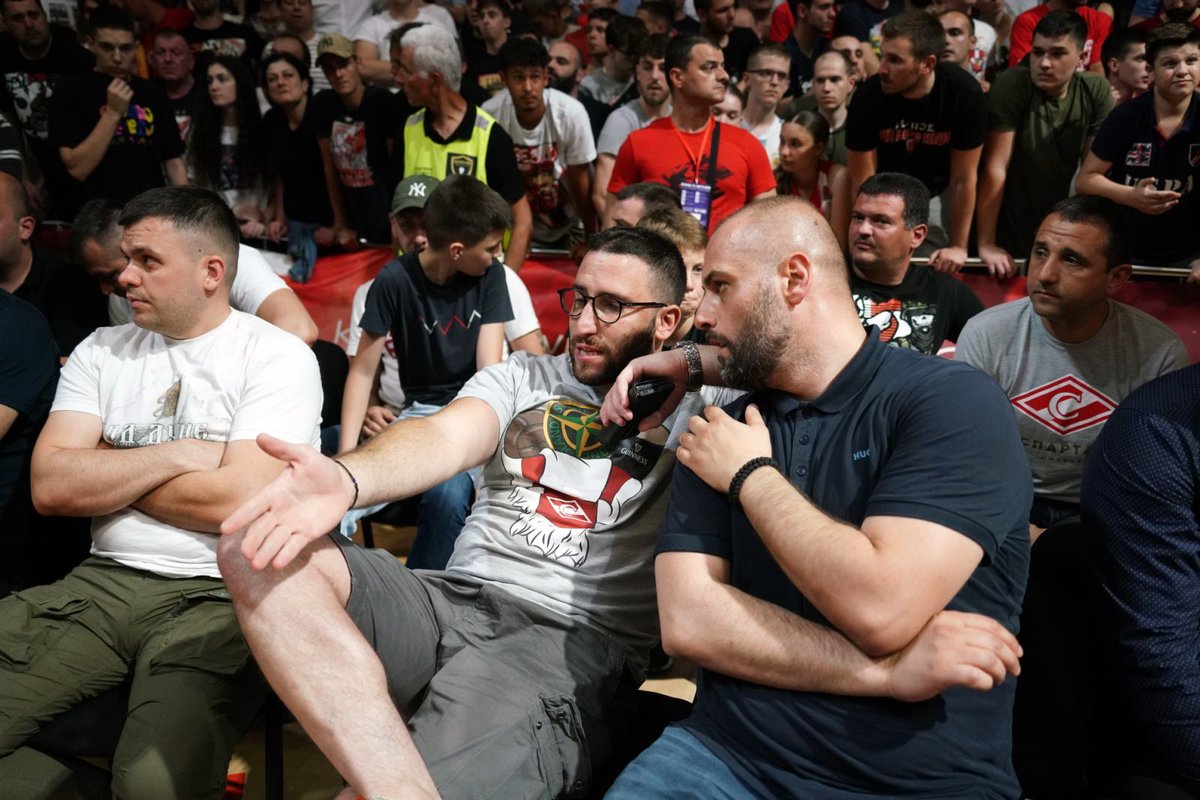 PartizanNet's tweet image. Упознајте ”јунака” и ”звезду дана” коме је @allornunn21 једним замахом наместио и кичму и колена! Очаравајуће продуховљена фаца и wannabe хулиган. 🥰

➡️ РТ да мучени ХЕРОЈ са мајицом Спартак Москва добије заслужену пажњу 🔴⚪️

#lazniklub #wannabehuligani