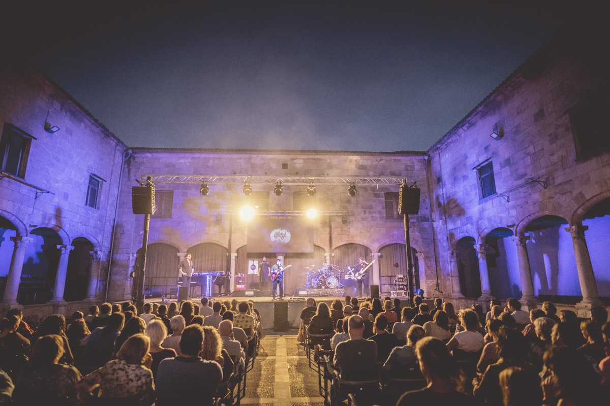 hydexxi's tweet photo. Casi 200 persones en un #Pseudomusical de Rock  Progressiu és una cosa bastant èpica i a la vegada inquietant. Alguna cosa tindrà l'espectacle “#InmorthIA” que agrada tant al públic i molta gent repeteix! @Pollenca_com @sompollenca @radiopollensa @culturamallorca @manangelment https://t.co/1ffBCfqIH5