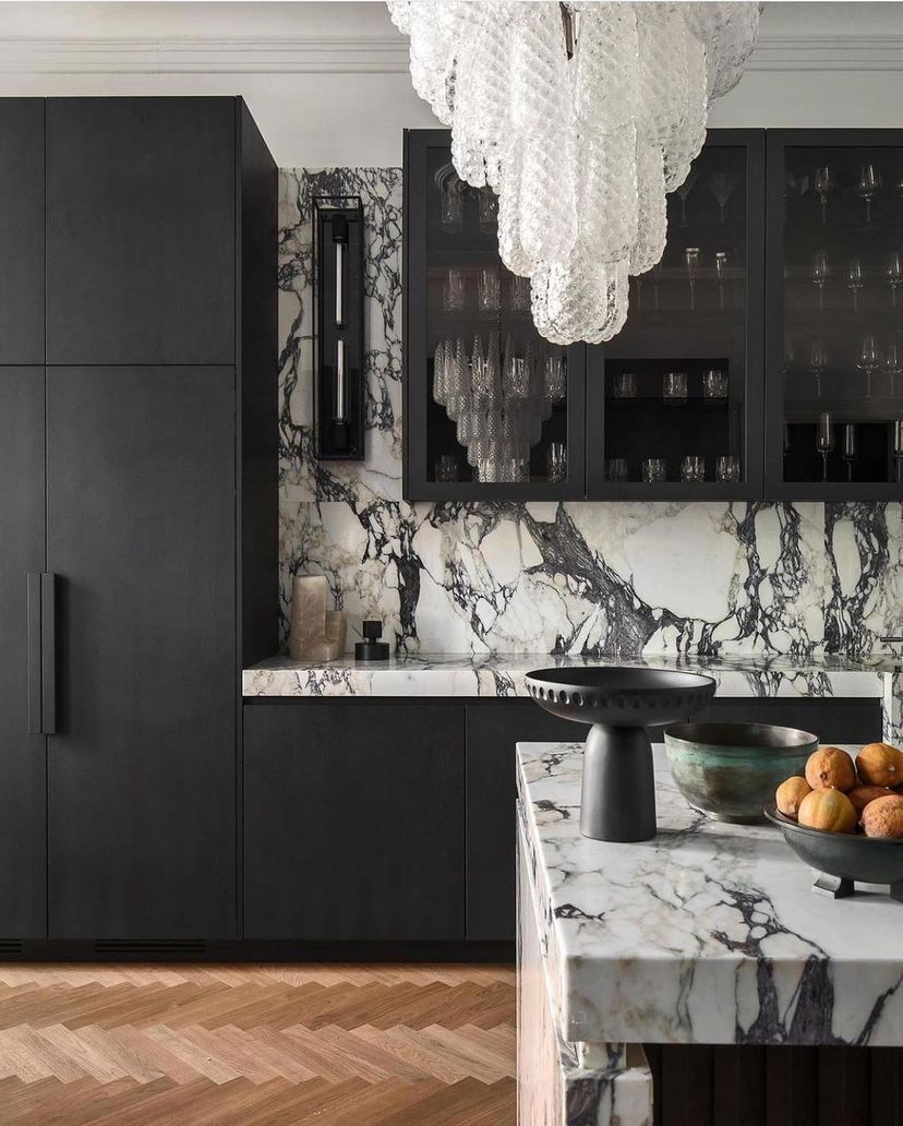 findsurfacesltd's tweet photo. Behold, a magnificent kitchen - a pinnacle of divine artistry and the embodiment of exquisite materials. It serves as an aesthetic muse, igniting inspiration!

This remarkable Calacatta Marble originates from the most esteemed quarries. https://t.co/quHfCJUNBO