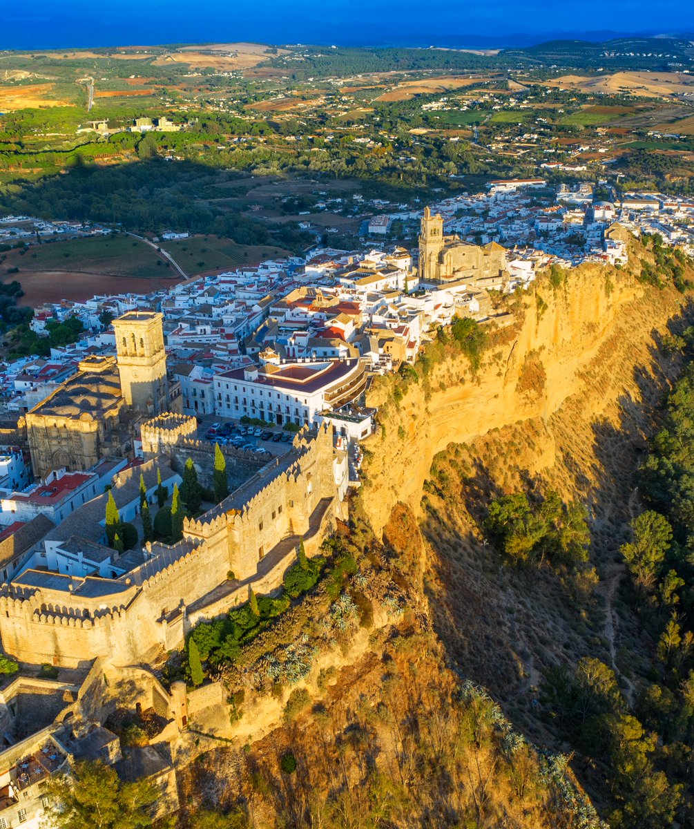 ¡Comenzamos la semana como el que no quiere la cosa! Arcos de la Frontera, la puerta de entrada a los pueblos blancos de Cádiz, aquí: losviajesdemargalliver.com/visita-arcos-d… Vía <a href="/viajmargalliver/">Los Viajes de Margalliver</a> 😀 <a href="/diputacioncadiz/">Diputación de Cádiz</a> <a href="/ArcosCiudad/">AyuntamientodeArcos</a> <a href="/TurismodeArcos/">Turismo de Arcos de la Frontera</a> Foto: Arcos de la Frontera - Autor: <a href="/SergiReboredo/">Sergi Reboredo</a>