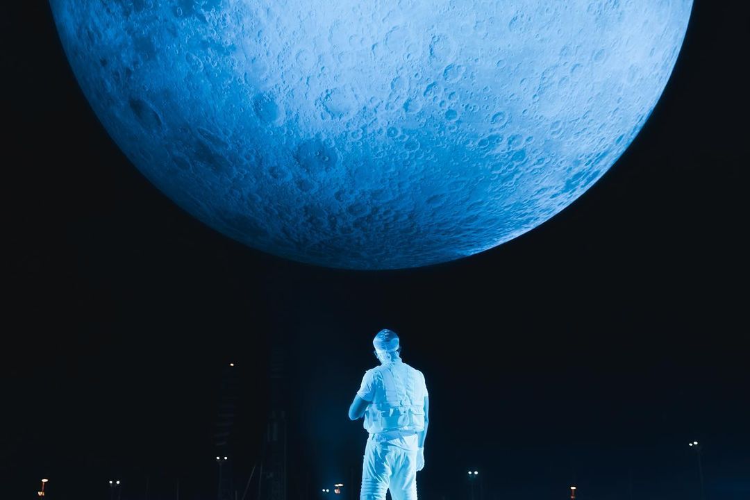 morrtaga's tweet image. هيه صدمة وحده وتكعد الدكاترة النفسية سنة يلا تعالجك زين اذا هيه سلسلة صدمات وره بعض؟! 
وحده تكول للخ عوفي عليه اني انشف دمهه واحرگ كلبهه، 
وبالاخير تسأل نفسك ليش اني بالذات يختاروني من بين هل مليارات حتئ يحرگون روحي؟!!