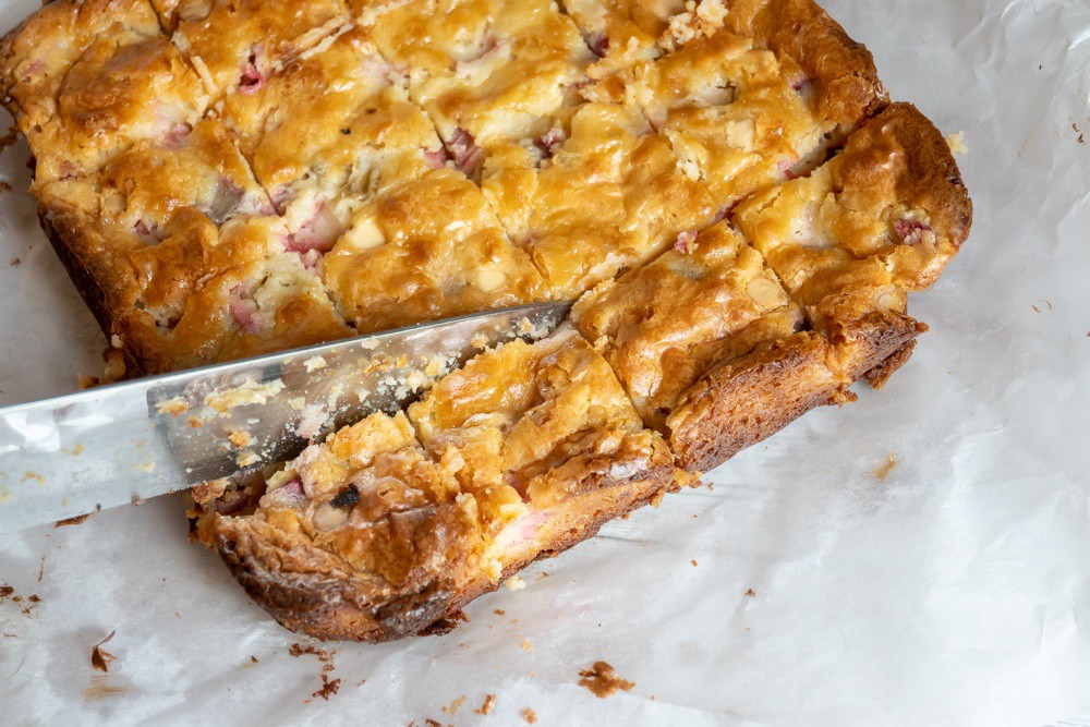 I'm calling it now: blondies are the official dessert of summer.

Rhubarb White Chocolate Blondies ▸ lttr.ai/ADBcI

#WhiteChocolate #Rhubarb #Blondies