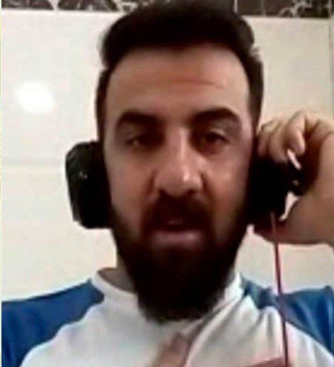 IranNewsAgency0's tweet photo. #فوری
(اعلام خطر)
جان #هیمن_مصطفایی در خطره است!
انتقال هیمن مصطفایی به سلول انفرادی

هیمن مصطفایی، زندانی محبوس در زندان سنندج که در سال ١٣٩١ به اتهام قتل یکی از اعضای سابق سپاه پاسداران در مریوان بازداشت و پس از اعتراف اجباری تحت شدیدترین شکنجه‌های جسمی و روحی، به اعدام محکوم شده بود، به سلول انفرادی منتقل شده و احتمال اجرای حکم اعدام او بالاست. 

انتقال این زندانی به سلول انفرادی در شرایطی صورت می‌گیرد که حتی شاکیان پروندهٔ او نیز با اجرای حکم اعدام مخالفت کرده‌اند.
#انقلاب_ملی_ایران
#ایران_بپاخیز