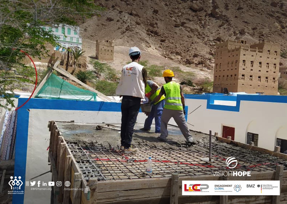 Bfdyemen's tweet photo. إعادة تأهيل مدرسة #الفقيد_البيتي في منطقة #محمدة، والتي يلتحق بها أكثر من 220 فتاة وفتى، بتكلفة إجمالية قدرها 120،000 دولار.
وتهدف هذه الجهود إلى توفير بيئة #تعليمية آمنة وملائمة #للأطفال، وتحسين جودة التعليم المقدم لهم.
#LDCP
#BMZ
@VisionHopeInt
@Bfdyemen https://t.co/R2waz5mDrs