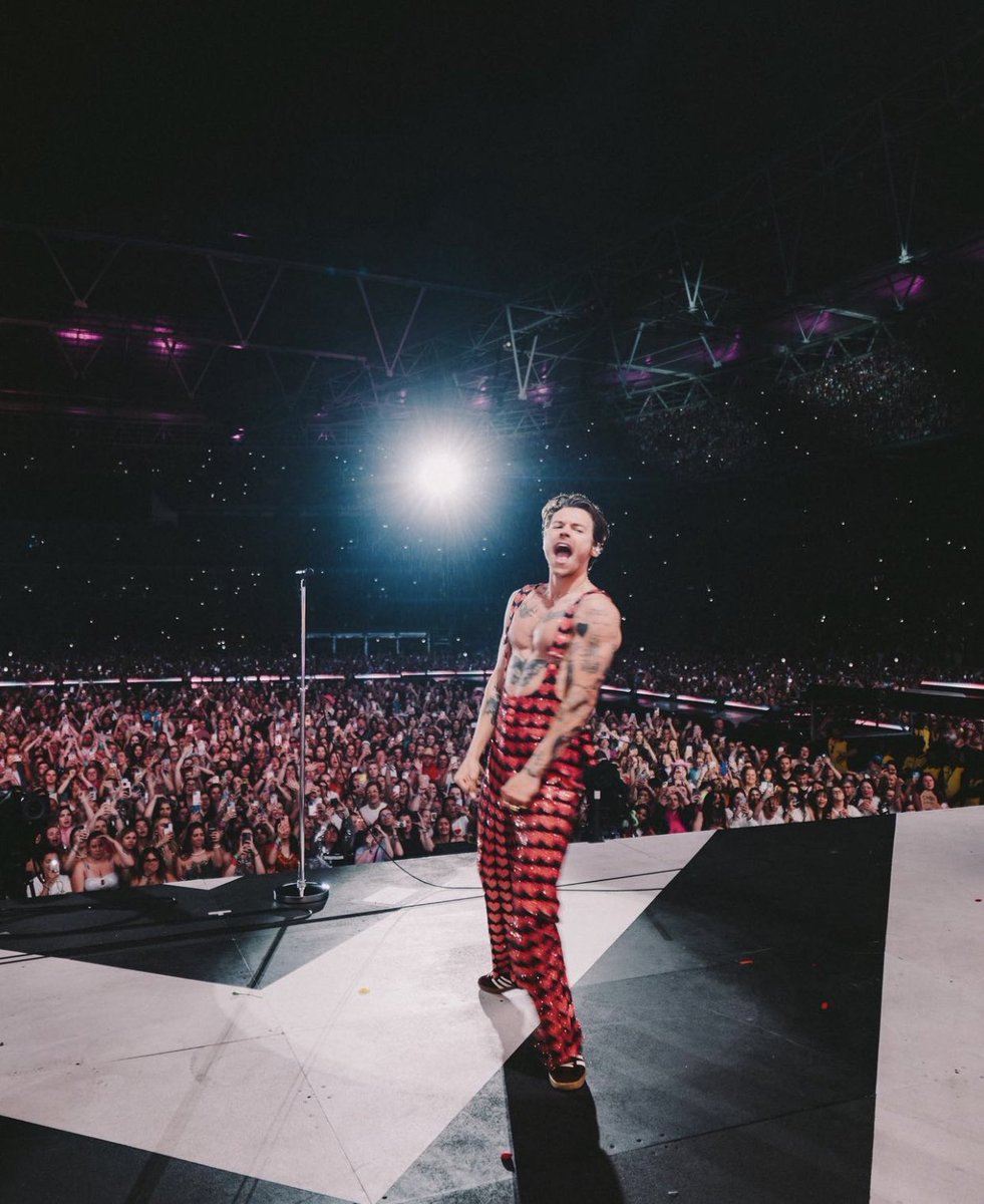 TheHarryNews's tweet photo. Harrystyles: Love On Tour. London IV. June, 2023. https://t.co/IkloHkrrnc