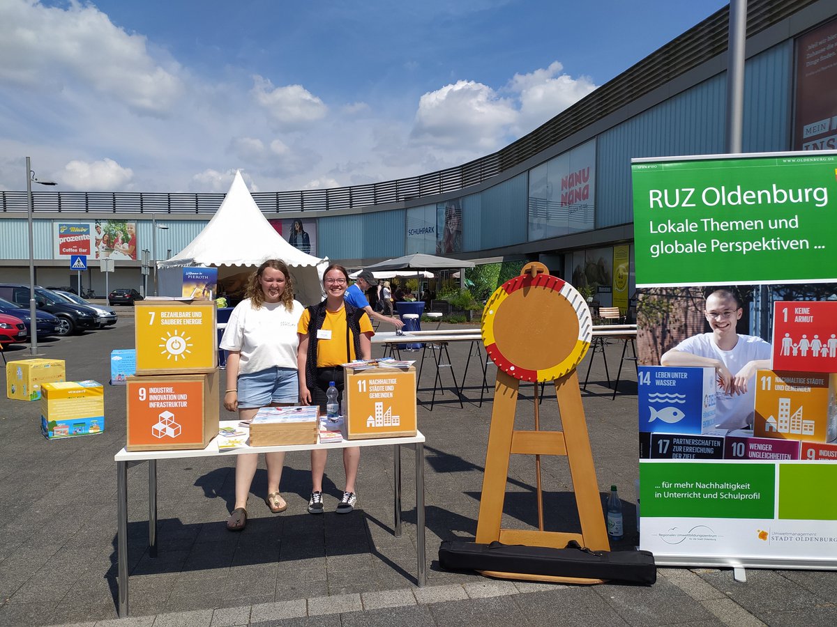 OldenburgKlima's tweet photo. Am Samstag ging es für Schüler*innen beim #SolarCup d. OLEC darum, eine 6m lange Strecke mit einem selbst designten & konstruierten Solarfahrzeug zu überwinden. Unsere Kolleg*innen vom Regionalen Umweltbildungszentrum (RUZ) waren vor Ort & informierten über #erneuerbare Energien. https://t.co/C2Lx3VDQ3C