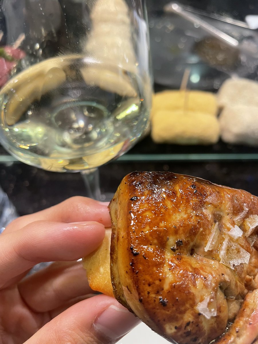 mitsu7travel's tweet photo. スペインに来てみての感想🇪🇸

・お酒が水より安い
・どの街の料理も激うまだった
・どの街も皆昼からお酒飲んでる
・サクラダファミリアがレベチ
・生ハム大国
・ラテンノリで楽しい
・ヨーロッパで貴重なお米を食べる国

個人的に世界一料理が美味しい国！ヨーロッパの中でも旅行強くオススメします https://t.co/to3pTLZlbH