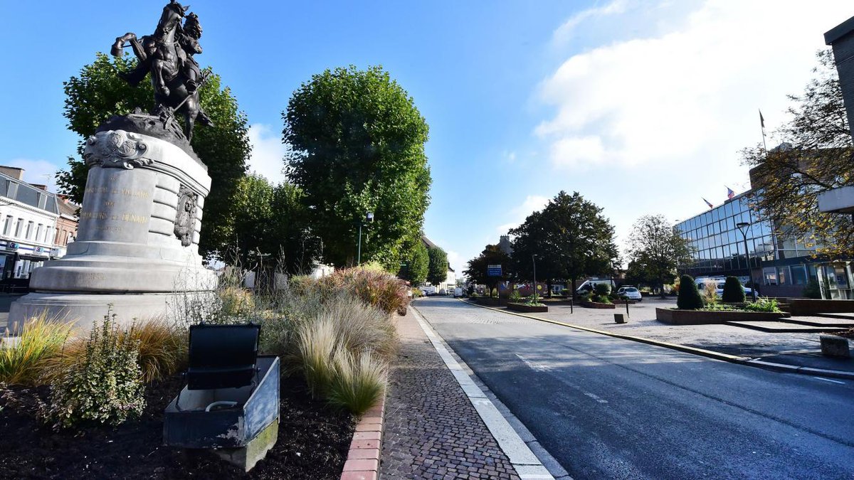VDNValenciennes's tweet image. #Denain &amp;gt;&amp;gt; La future place, autour du maréchal Villars, a été présentée au riverain lavoixdunord.fr/1341691/articl…