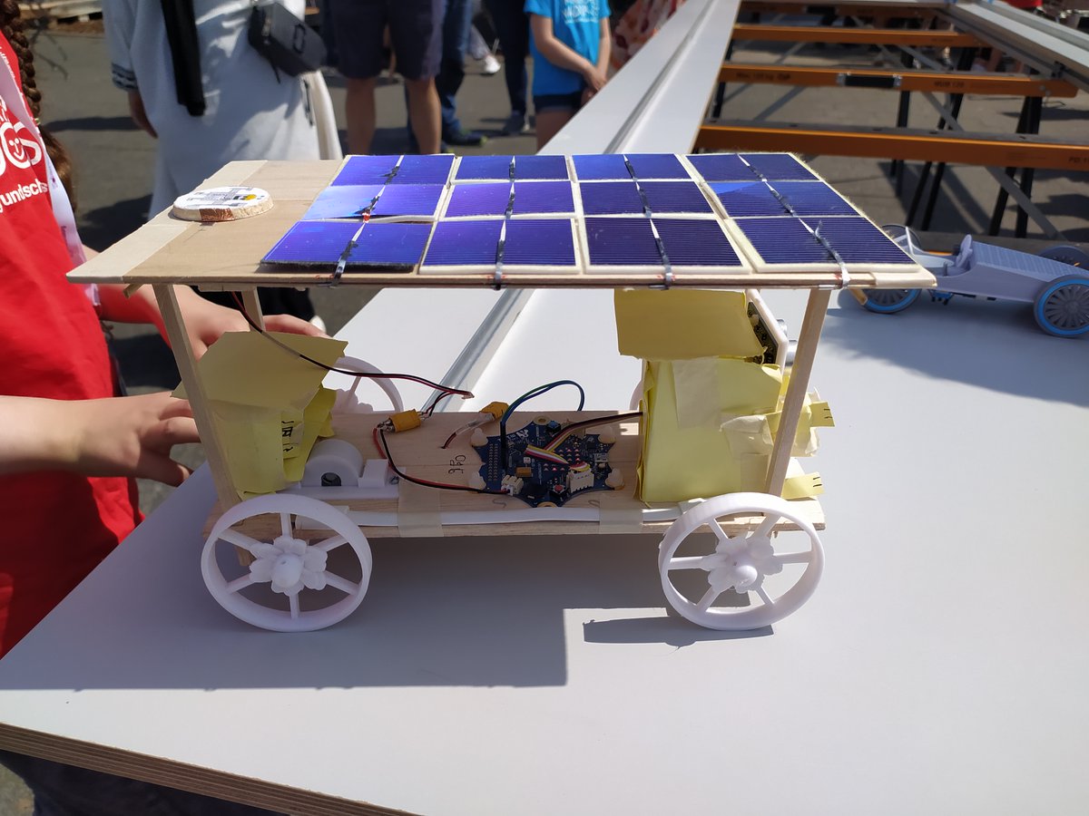 OldenburgKlima's tweet photo. Am Samstag ging es für Schüler*innen beim #SolarCup d. OLEC darum, eine 6m lange Strecke mit einem selbst designten & konstruierten Solarfahrzeug zu überwinden. Unsere Kolleg*innen vom Regionalen Umweltbildungszentrum (RUZ) waren vor Ort & informierten über #erneuerbare Energien. https://t.co/C2Lx3VDQ3C