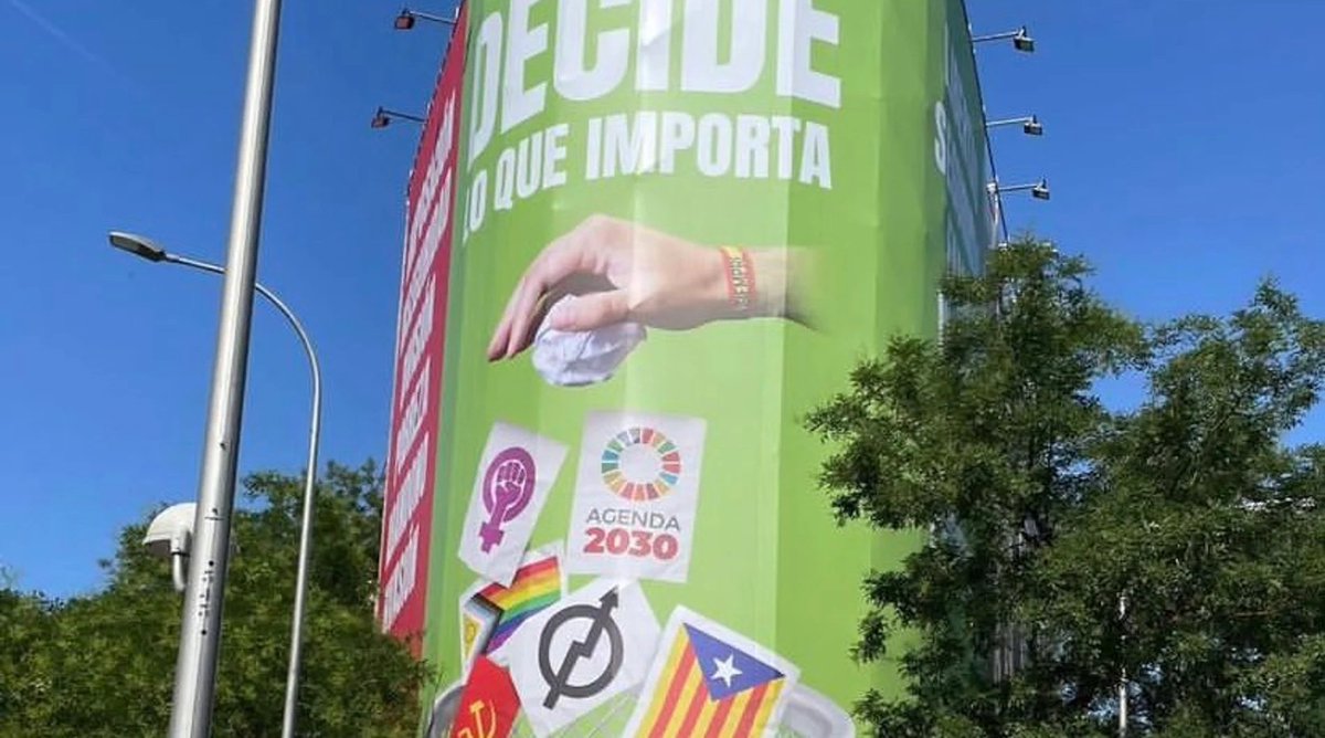 CarlosBareaF's tweet photo. Me cuesta asumir que una parte de España esté votando en contra de mis derechos. El señor que me vende el pan con una sonrisa, la vecina que me da los buenos días al cruzármela en el rellano o el repartidor de Glovo que, aun siendo precario, lame la mano que empuña el látigo. https://t.co/3u25ukFBIO