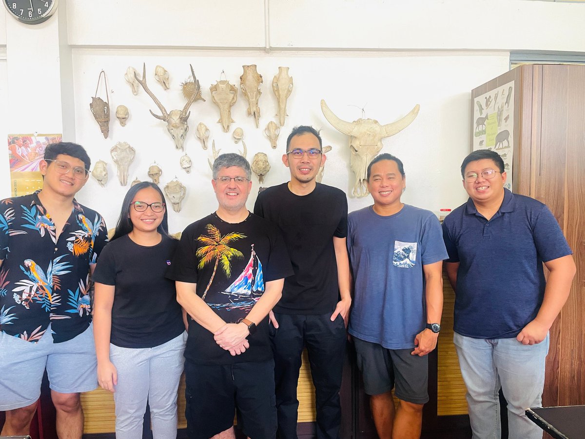 Dominique Mediodia, 
currently a PhD student at the National Taiwan Normal University visited the lab today. He is working at the Biodiversity Research Center, Academia Sinica. His research focuses on PH🇵🇭 fish fossil otoliths to look into palaeobiodiversity and
paleoenvironment.