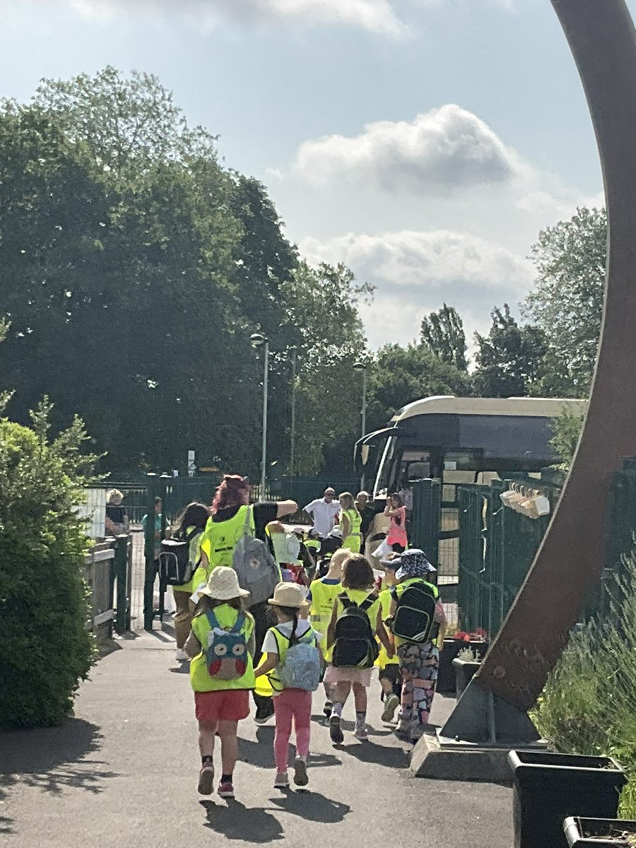 And they are off! Reception are on their way to Bocketts Farm🐄🐑🐖🐐🐔 #farm #schooltrip #primaryschool #dayout