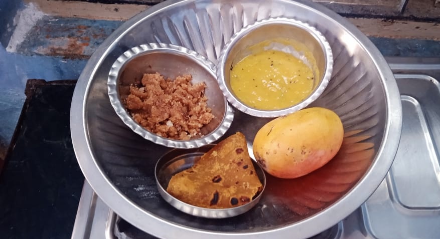 Chandrika761983's tweet image. આ બિપરજોયનાં લીધે મારાં પતંગિયાઓ આજે ઓછાં હતાં. એટલાં દિવસ એમને પણ રજા મળી હતી. અમારાં હેલ્પર બેન ઘરે ઘરે જઈ એટલાં બાળકોને લેતાં આવ્યાં. એમાં પણ કેટલાંક તો મૂડ વિનાનાં હતાં. મા પોતાનાં બાળકોને કેવાં પ્રેમથી ખવડાવે એમ આજે મારે કેટલાંક બાળકોને ખવડાવ્યું પડ્યું. 🤗
(૧)