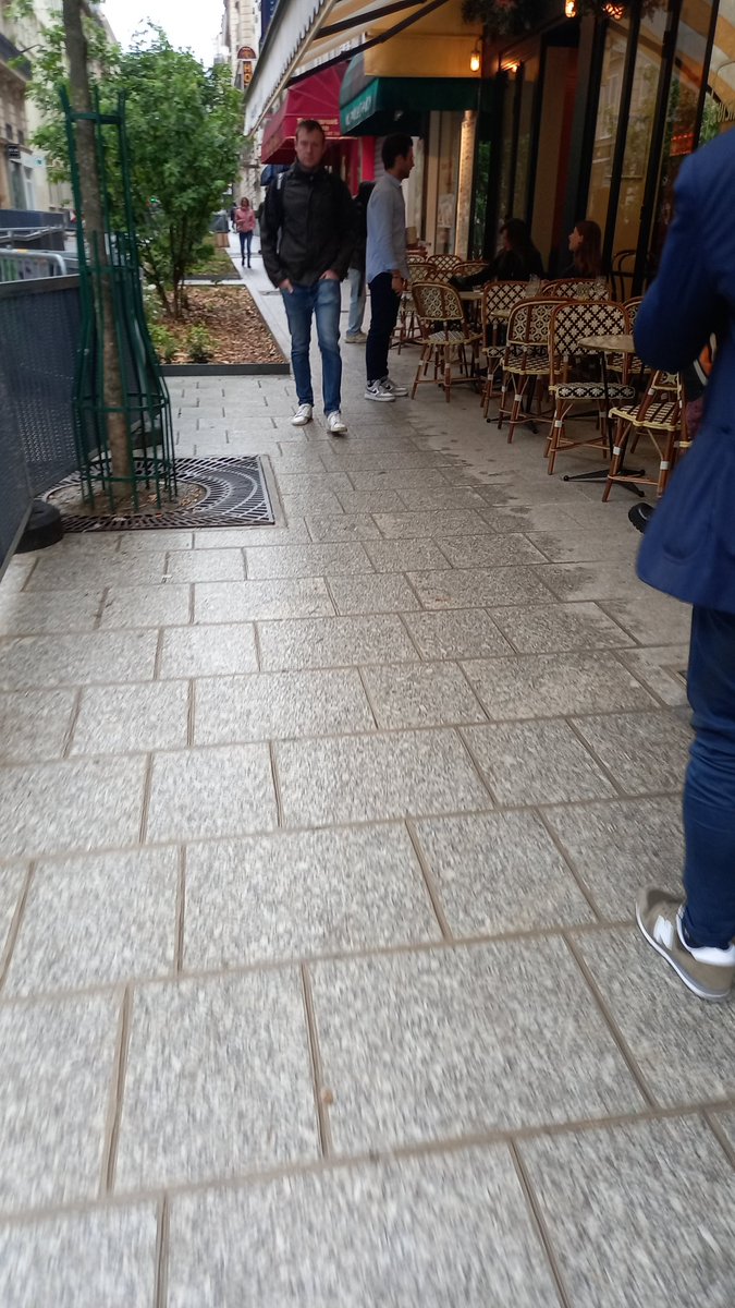 @jacquesbaudrier @C_Najdovski @David_Belliard @jdHAUTESERRE @pbloche @egregoire Rue mal conçue par excellence on n'a pas élargie le trottoir du côté de l'école. Sur le trottoir opposé le passage pour les piétons n'est pas plus large car la largeur des jardinières est trop importante.Avec la terrasse des cafés plus de passage pour les pmr et poussettes.