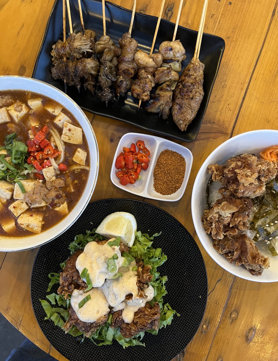 KulineRain's tweet photo. Cuaca hujan gini emang paling enak makan udon atau japanese food gtu ya.
Sekalian Mimin rekomenin nih.
  
                     ✨ IBARA ✨
Udon &amp; Yakitori Bar Pertama diBogor 🔥

https://t.co/uGHeC6jwCy https://t.co/VI0MZ1nNEN