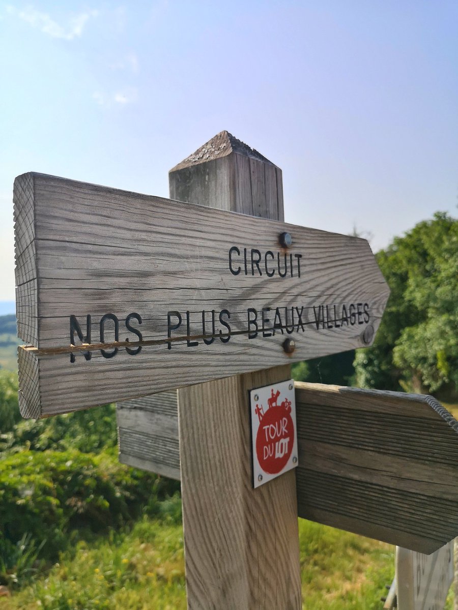 LeBouduMonde's tweet photo. Le charme indéniable du petit village de Loubressac dans le #Lot... 😍

#valleedeladordogne https://t.co/2iJL8gfqq8