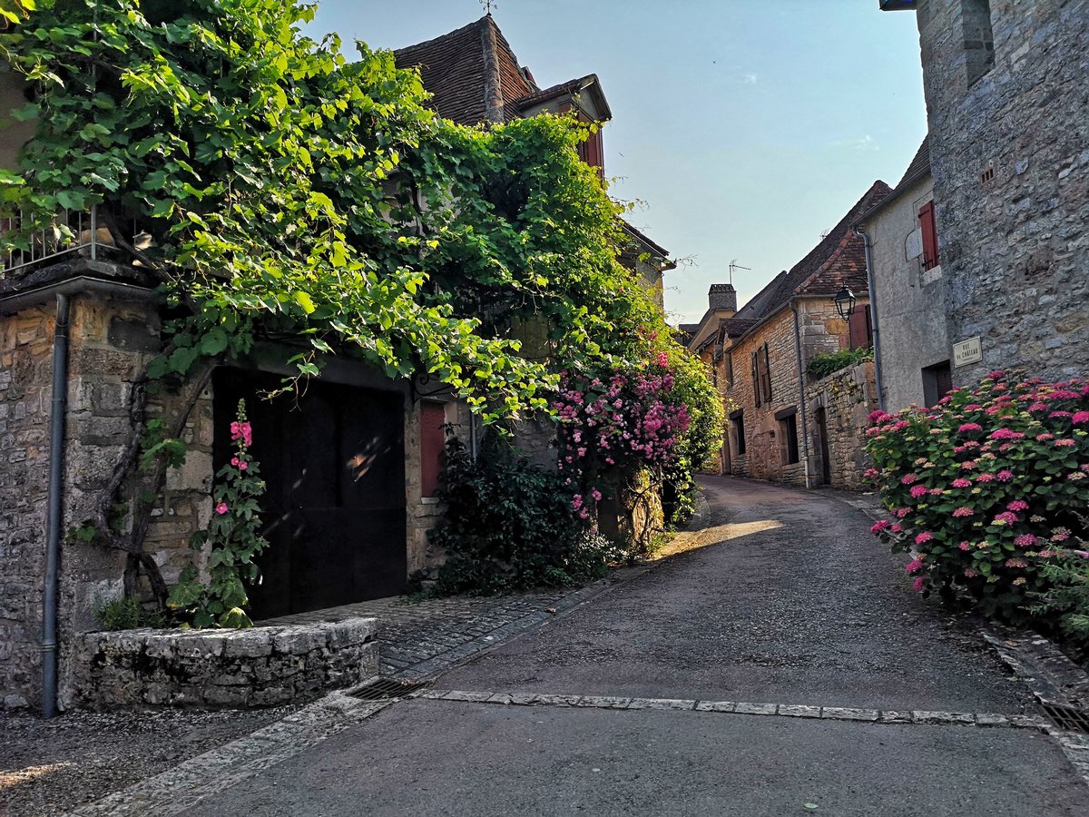 LeBouduMonde's tweet photo. Le charme indéniable du petit village de Loubressac dans le #Lot... 😍

#valleedeladordogne https://t.co/2iJL8gfqq8