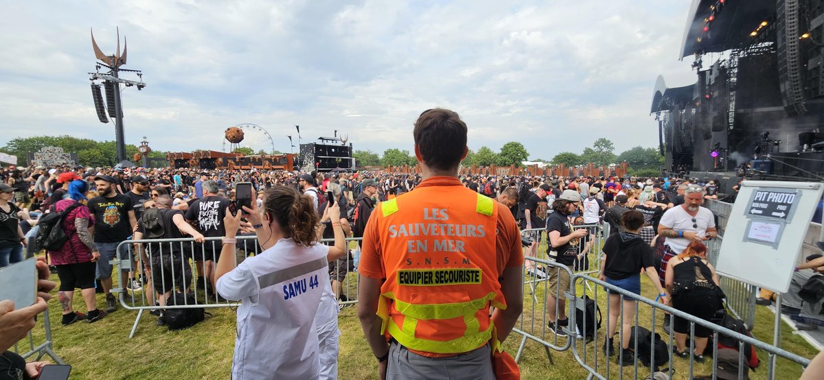 CHUnantes's tweet image. Merci à Vincent, médecin urgentiste au Samu, pour ces photos des équipes du CHU de Nantes présentes au @hellfestopenair 🚑🤘.

Bravo à toutes les professionnels qui assurent une présence essentielle et veillent sur les festivaliers 😀.

#hellfest2023 #Hellfest #Clisson