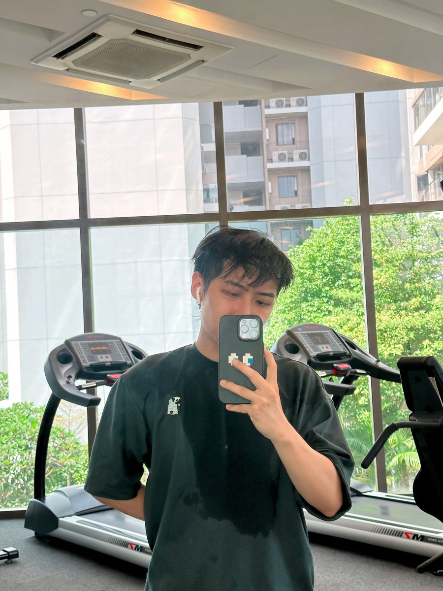 Randyys's tweet photo. When the aircon is not working 🤯 https://t.co/aUvzjfyok8