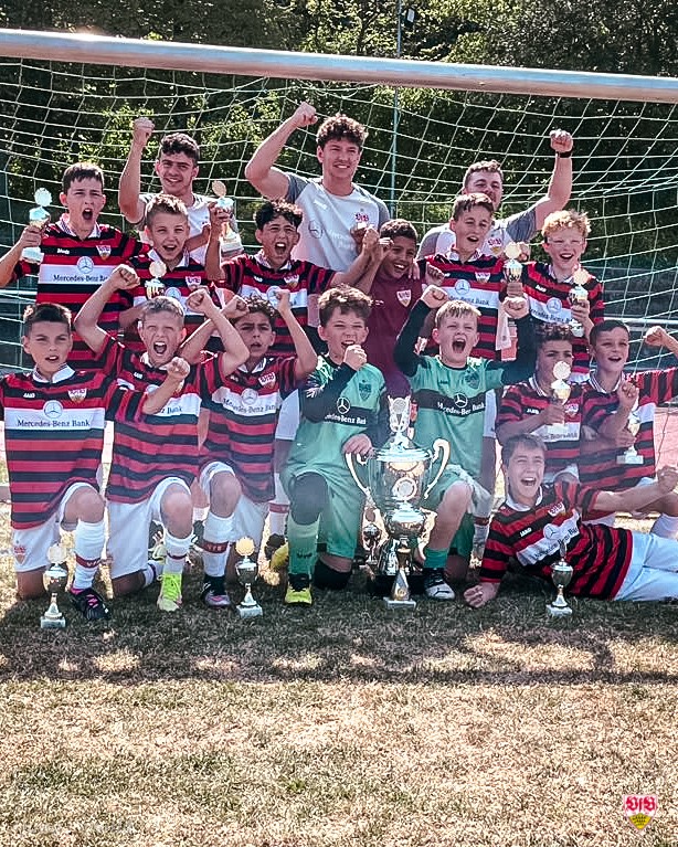 Bevor die #VfBU11 am Mittwoch nach Japan reist, gewann das Team von Trainer Moritz Pfeiffer am Samstag noch einen Pokal! Beim Anton-Cup in Feuerbach setzte sich unser jüngstes Team unter anderem im Finale gegen den TSV 1860 München durch. Ganz stark, Jungs! 💪⚪️🔴

#jungundwild