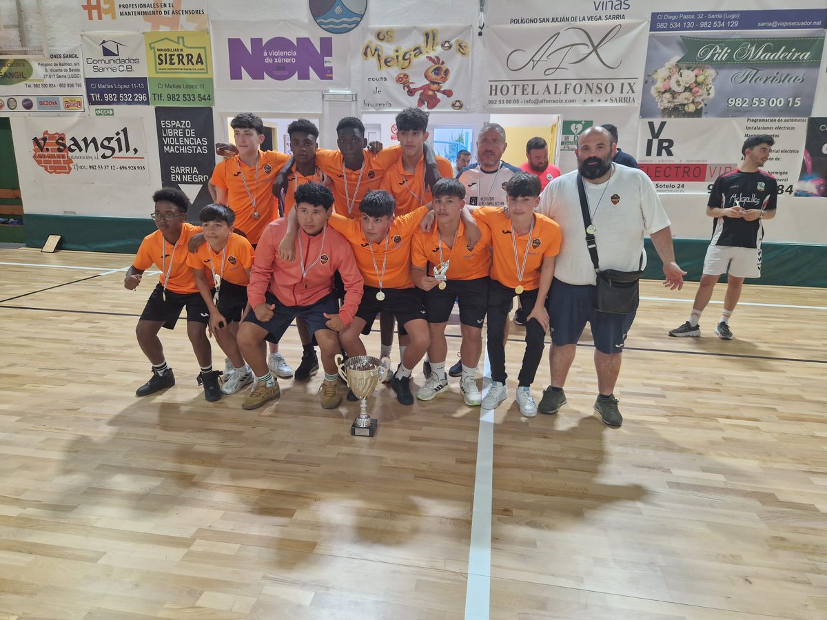 burelafs's tweet photo. Parabéns equipo!👏
🧡O noso equipo cadete tamén se proclamou campión no torneo Os Meigallos de Sarria!
Ademais o noso David Gomes acadou os premios de mellor xogador e máximo goleador e o noso Unai o de mellor porteiro.💪
@cabreiroa #burelafs #BaseLaranxa https://t.co/y90XyY0N9r