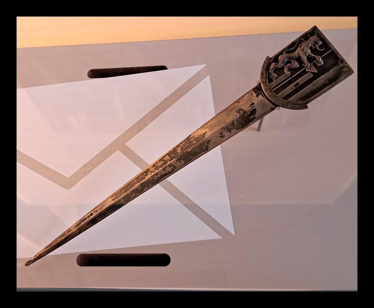 #Dresden #Diebstahl #Kunstraub
Am 31.5. wurde dieser Brieföffner aus einer gesicherten Vitrine im Rathaus <a href="/stadt_dresden/">Stadt Dresden</a> entwendet. Er gehörte BM Walter Weidauer (1946-1958) und wurde d. Stadtmuseum als Nachlass 1989 geschenkt. Anonyme Rückgabe jederzeit möglich! #RetweeetPlease