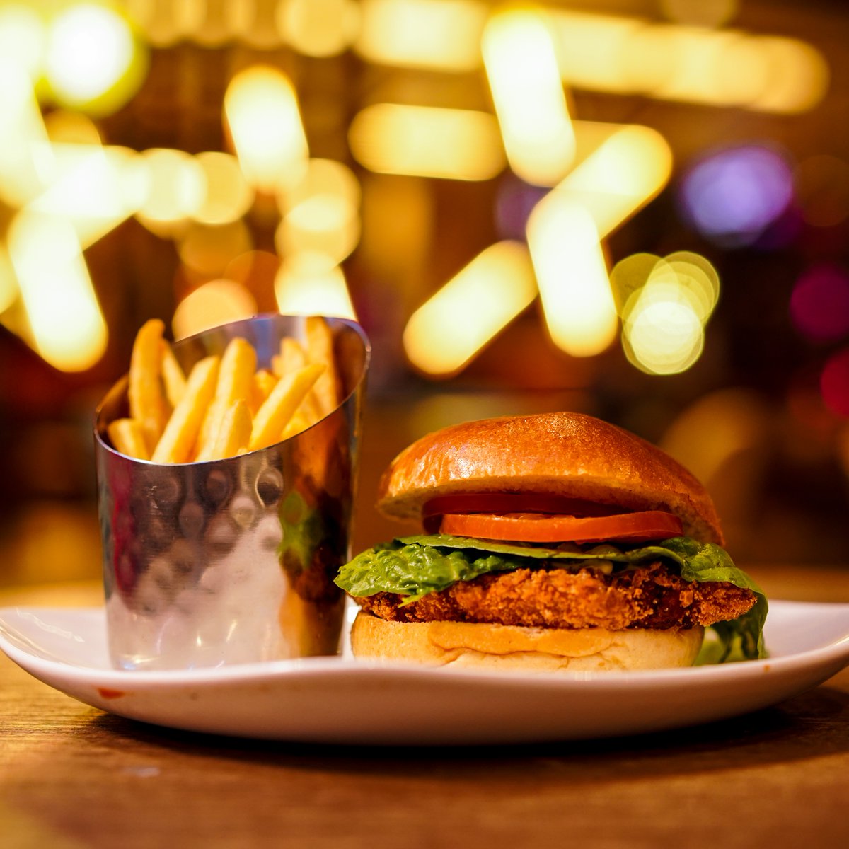 What more could you ask for to get rid of those Monday blues? Bowling and a burger! 🍔🍟