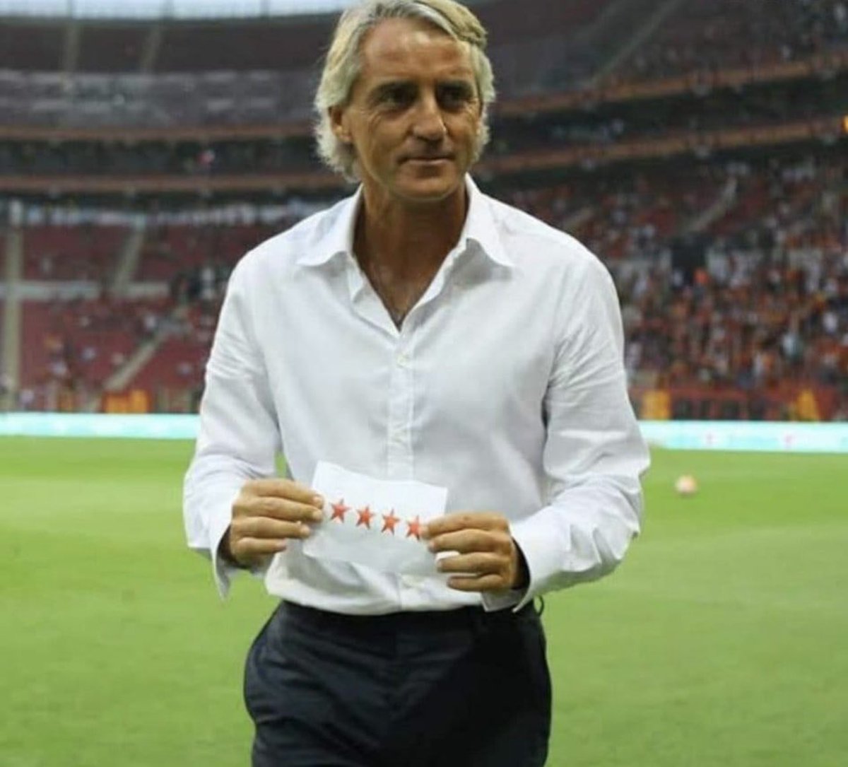 mk6876's tweet photo. Bizden ayrılırken tazminat alabilirdi; almadı. Zaniolo'ya Galatasaray'a git diyerek 30 milyonluk oyuncuyu 15 milyona almamızı sağladı. Milli takıma çağırıp piyasasını yükseltti. Basın toplantısında "Zaniolo adeta yeniden doğdu" diyerek üstüne cila çekti.

Herkes unutur biz unutmayız! Seviyoruz seni Roberto Mancini @robymancio