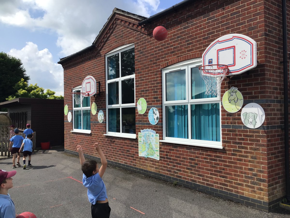 What a great start to #NSSW2023 #SportsSlam @YouthSportsTrust ☀️😀⚽️🏀 Looking  forward  to  a  busy  week  of  activities 🎾🏏🥎