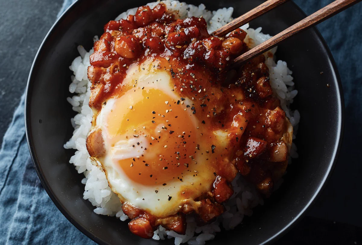 材料は2つだけ！悪魔的に旨すぎる『悪魔のウィンナー丼』レシピ
