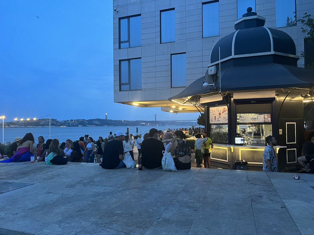 Imagine if #Vancouver had a plaza kiosk like these in every neighbourhood, animating & stewarding our growing #publicspaces, creating vibrant places to enjoy urban life side by side. We are young & must look to others for inspiration. We can have this too 🖤#Lisbon #vanpoli