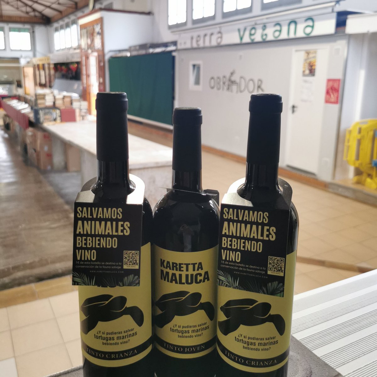 Beure vi mentre ajudes a salvar animals salvatges?
Amb els #vinscompromesos de @karettamaluca és així... 
🌱🍷🌱💚
#GoVegan #siguesvegà #plantbased #salvemelplaneta #estimaelsanimals #noplastic #ElPlaerDeMenjarSenseMaltractamentAnimal #vinsvegans #veganlove #VeganismeOBarbàrie