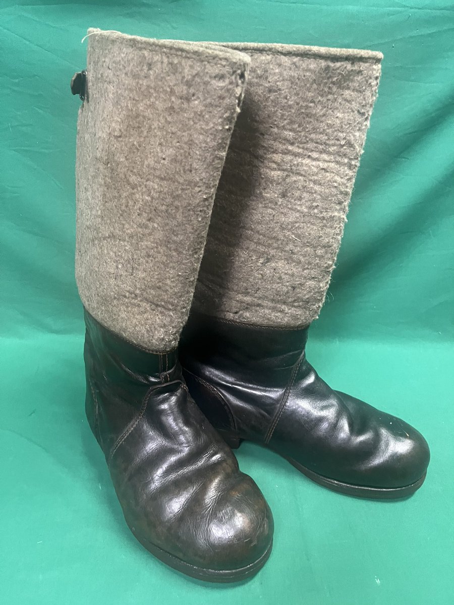 【実物ブーツのリペア1】
ドイツ軍　冬季用のフェルトブーツの
ソールがズタボロで実用出来なかった全体的にベストコンディションなブーツ。
ソールの張り替えと磨き込みをやりました。