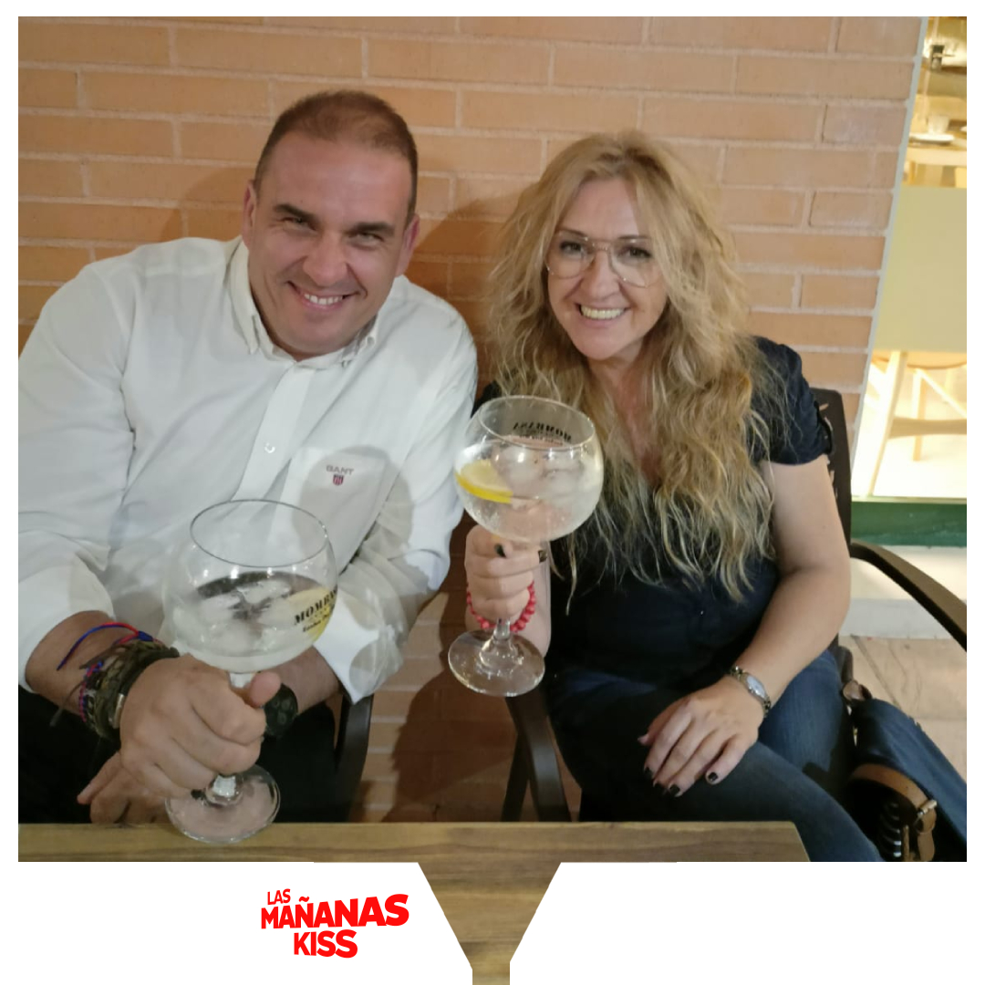lasmananaskiss's tweet photo. Yolanda y Miguel Ángel, de Alicante.
Se conocieron en #LMK, se gustaron y se fueron a cenar y a tomar uno gin-tonics a un sitio de los de siempre, de gin-tonics normales, de los que no traen rúcula.
Viendo la foto, ¿qué pensáis que pasó entre ellos? Mañana sabremos #DrAmor https://t.co/HCydsvjrrv