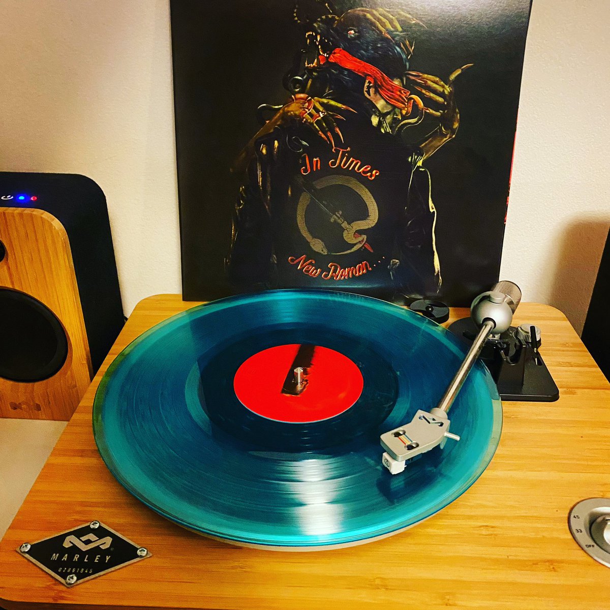 Loving the new album from <a href="/qotsa/">QOTSA</a> #intimesnewroman Dark, moody and rockin 🤘🏼#vinyl