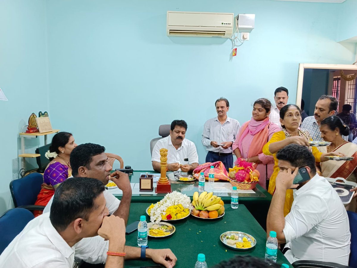 MankalSVaidya's tweet photo. ಕರ್ನಾಟಕ ಮೀನುಗಾರಿಕ ಅಭಿವೃದ್ಧಿ ನಿಗಮ ನಿಯಮಿತ, ಮಂಗಳೂರು (KFDC) ಇದರ ಅಧ್ಯಕ್ಷನಾದ ಬಳಿಕ ಇಂದು ನನ್ನ ನೂತನ ಕಚೇರಿಯನ್ನು ಉದ್ಘಾಟಿಸಲಾಯಿತು.
#Mangalore | #KFDC | #MankalSVaidya |#MankalVaidya
@CMofKarnataka @INCKarnataka @siddaramaiah @DKShivakumar https://t.co/vRqTjiHAex