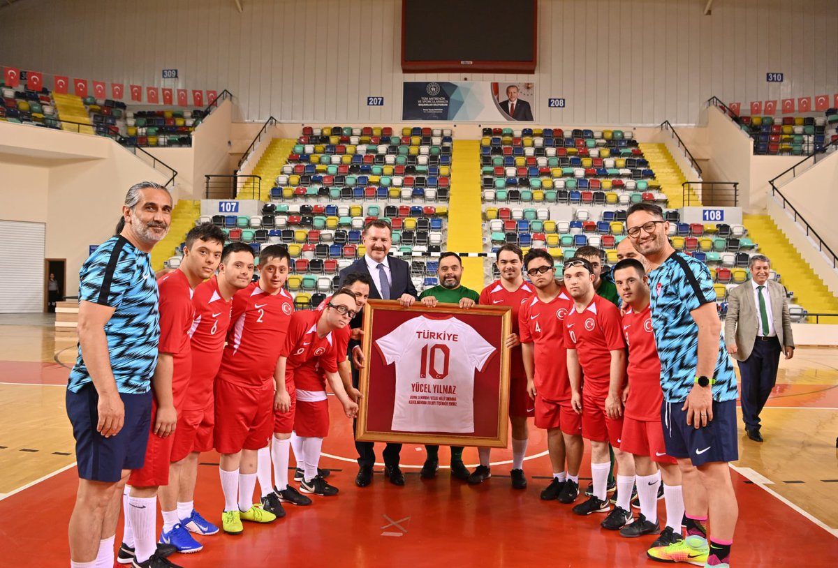 Belediyemiz ev sahipliğinde kampta olan Down Sendromlular Futsal Milli Takımı'mızı antremanları esnasında ziyaret ederek, 3 Eylül - 10 Eylül 2023 tarihlerinde İtalya'nın Padova kentinde düzenlenecek olan Down Sendromu Futsal Avrupa Şampiyonası'nda başarılar diledik.