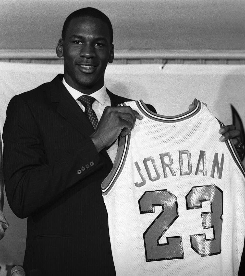 PasionBasketNBA's tweet photo. Un día como hoy, hace 39 años, los Chicago Bulls seleccionaban con el pick #3 a un joven de North Carolina llamado Michael Jordan

Lo que pasó después, es historia viva del deporte

Una de las mejores decisiones de la franquicia y de la historia de la NBA https://t.co/mjzFRV1O6X